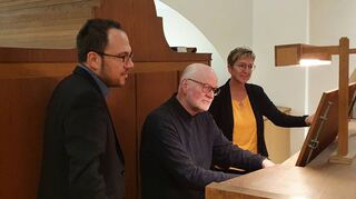 Thomas Drescher (Mitte) gab an der Steinmeyer-Orgel der Laudaer Pfarrkirche ein beeindruckendes Konzert. Das Bild zeigt ihn zusammen mit den Moderatoren Ulrike Lauer (rechts) und Christian Abelein.