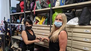 Tülin Keklik (l.) und Petra Parthenschlager hüten in Mannheim verlorene Schätze.