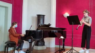 Rosa Breitenbach am Klavier und Romea Köber mit ihrer Klarinette gehörten zu den Schülerinnen, die mit ihrer Musik einen lebendigen Eindruck jüdischer Feste vermittelten.