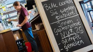 Eine Tafel mit der Aufschrift „Innengastronomie – nur 2G – geimpft oder genesen“ steht in diesem Gasthaus. Hier erhalten nur Gäste Zutritt, die gegen das Coronavirus geimpft oder vom Virus nachweislich genesen sind. Der Dehoga-Kreisvorsitzende rechnet nicht damit, dass viele Gaststätten im Landkreis dies anwenden werden.