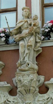 Wer schuf die Madonna am so genannten Kanzlerhaus im Pfarrgang, Anton Grim-bach oder Franz Joseph Roth?