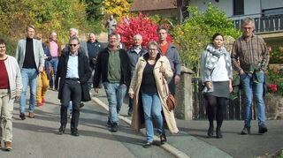 Bürger und Stadtverwaltung sowie der Ortschaftsrat beim Rundgang durch Dietenhan.