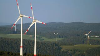 Durch eine starke Bürgerbeteiligung und hohe kommunale Einflussnahme soll sich der Windpark im Waidachswald (Symbolbild) nach Vorstellung der beteiligten Bürgermeister aus Adelsheim, Schefflenz und Roigheim von anderen Projekten abheben. Bei einer Pressekonferenz stellten sie die Möglichkeiten vor. Noch am gleichen Abend erteilten die Stadträte der europaweiten Ausschreibung grünes Licht.