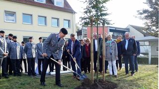 Die Patenschaft zwischen dem Neckar-Odenwald-Kreis und dem Panzerbataillon 363 nimmt weitere Formen an: Vor dem Mosbacher Landratsamt wurde der zweite Patenschaftsbaum gepflanzt.