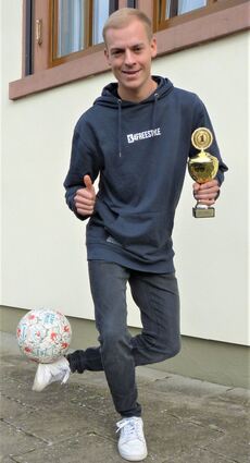 Chris Bennet Bröker wurde Deutscher Meister im Freestyle-Football. In seinem Trainingscamp auf dem Freizeit- und Ferienreiterhof Odenwald in Dornberg will er junge Menschen begeistern und inspirieren, ihre Potenziale zu erweitern.