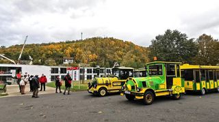 Hin und wieder sieht man das Burg-Bähnle noch in Wertheims Stadtbild, wie hier am vergangenen Donnerstagvormittag am Schiffsanleger. Betreiber Oliver Wolters machte allerdings klar, dass es sich dabei nur um die Einhaltung der langfristigen Verträge mit der Reederei Wiking handele. An einen wieder einsetzenden Stadtverkehr der Gecko-Bahn, vor allem auf die Burg, ist derzeit nicht zu denken. Dennoch scheint man laut Oberbürgermeister Markus Herrera Torrez über eine Lösung nachzudenken.