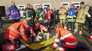 Wie man einen Verunglückten auf das Beinboard bekommt und dabei auf Verletzungen der Wirbelsäule achtet, wurde bei der Übung anschaulich gemacht.