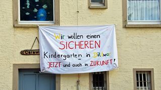 Mit einem Transparent machten Eltern in Dittwar zuletzt auf den schlechten Zustand des Gebäudes aufmerksam, in dem die katholische Kindertagesstätte St. Elisabeth bisher untergebracht ist. Nun wird weiter geprüft, ob, wo und in welcher Form ein Neubau realisierbar ist.