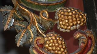 Die traditionellen barocken Akanthus-Ornamente sind an der Weikersheimer Kirchenorgel zu Weinlaub mit prallen Trauben geworden.