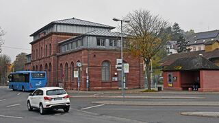 Auf dem Bahnhofsareal in Tauberbischofsheim (Bild) gibt es keine öffentliche Toilette. Das führt zu Problemen mit „Wildpinklern“.