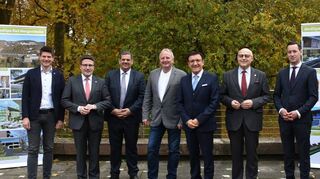 Investor Wolfgang Maier (Mitte) umringt von vielen Projektpartnern.