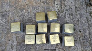 Die Stolperstein sollen an jüdische Familien erinnern, die vor dem Zweiten Weltkrieg in Grünsfeld gelebt haben und durch den NS–Terror deportiert wurden oder vor ihm geflohen sind.