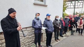 Klarinettist Matthias Ernst umrahmte die Verlegung der Stolpersteine mit getragenen Musikstücken.