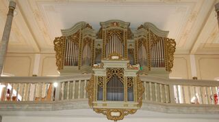 Am 7. November 1821 kam die gebrauchte Orgel aus der Stuttgarter Hospitalkirche mit drei Pferdegespannen nach Uiffingen. Der blinde Orgelbaumeister Konrad Schott hatte sie einst 1612 konstruiert. Somit ist der Kern der Orgel über 400 Jahre alt.