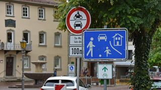Blick von der Kapuzinerstraße auf den Bad Mergentheimer Deutschordenplatz vor dem Schloss: Die Durchfahrt für Pkw, Lkw und Motorräder soll künftig grundsätzlich gesperrt sein – nicht nur an Wochenenden wie bisher.