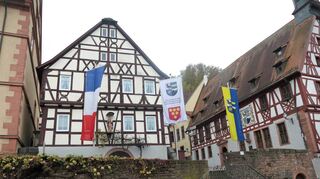 Das Rathausensemble mit seinen ganz typischen Fachwerkbauten bildet die zentrale Mitte des historischen Freudenberger Stadtkerns. Es beherbergt die Stadtverwaltung.