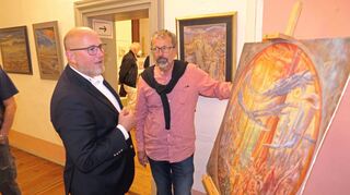 Die Amtshausgalerie wartet immer wieder mit interessanten und wechselnden Ausstellungen auf. Hier kommen Bürgermeister (links) und Künstler schon mal schnell ins Gespräch.