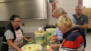 Eine gemeinsame Kochaktion aller VdK-Gruppen verbindet die Menschen.