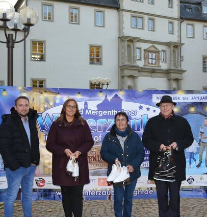Sie freuen sich auf die Eisbahn im Bad Mergentheimer Schlosshof (von links): Veranstalter Rudi Bauer, Svenja Schuck (städtisches Kulturamt), Monika Menth (Leiterin Schlossverwaltung) und Oberbürgermeister Udo Glatthaar.
