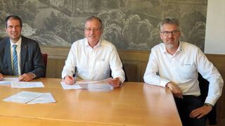 Der Vertrag wurde vom Vorsitzenden des UFZ, Bürgermeister a. D. Rüdiger Zibold, und dem stellvertretenden Bürgermeister Harald Dietz im Beisein von Bernd Herschlein und Karl-Heinz Schmidt (beide UFZ) von der Verwaltung unterzeichnet.
