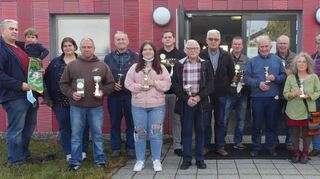 Kleintierpreisträger 2019: Bei der Kleintier- Kreisschau in Blaufelden wurden die verdienten Ehrungen nachgeholt, die aufgrund der Pandemie nicht mehr durchgeführt werden konnten. Auf dem Bild die Preisträger zusammen mit der Verbandsvorsitzenden Petra Heiß (rechts).