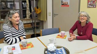 Ehrenamtliche Paten von „wellcome“, wie Monika Diez (rechts), unterstützen junge Familien in den ersten Lebensmonaten ihres Kleinkinds. Für diese schöne Aufgabe sucht die hauptamtliche Koordinatorin Elke Hauenstein weitere Helfer.