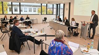 Im Landratsamt Main-Tauber-Kreis fand in Abstimmung mit dem Wirtschaftsministerium eine weitere Arbeitssitzung der Regionalen Steuerungsgruppe mit vielen am Übergang Schule – Beruf beteiligten regionalen Akteuren statt.
