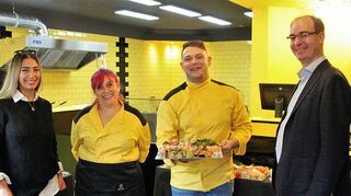 Feierliche Eröffnung des neuen „Fusion Sushi King“ in Laudas Altstadt mit (von rechts) Bürgermeister Dr. Lukas Braun, Geschäftsinhaber Florian Georgiev und dessen Mutter sowie Vermieterin Alkan Cida.