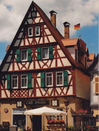Ein schmuckes Fachwerkhaus und ein Stück Alt-Mergentheim. Das Café Ehrler in der Mühlwehrstraße ist ein beliebter Treffpunkt für Jung und Alt.