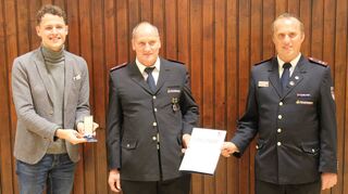 Mit der Ehrenmedaille in Silber wurde Klaus Hefner (Mitte) vom stellvertretenden Vorsitzenden des Kreisfeuerwehrverbands, Jochen Herrschlein (rechts), ausgezeichnet. Mit ihm freut sich Ahorns Bürgermeister Benjamin Czernin.
