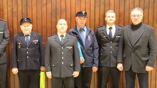 Auszeichnung bei der Feuerwehrabteilung Eubigheim: Das Bild zeigt die Geehrten Gerd Rückert (Dritter von links) und Edgar Schmitt (Fünfter von links) mit Kommandant Tobias Gehrig, Abteilungskommandant Michael Berberich, dem stellvertretenden Abteilungskommandanten Nicolai Berger und Ortsvorsteher Roland Englert.