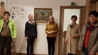 Das Bild zeigt (von links) Ursula Popp (stellvertretende Vorsitzende der Landfrauen), Theresia Paul (Vorsitzende der Frauen-Union Bad Mergentheim), die Bundestagsabgeordnete Nina Warken, Sozialdezernentin Elisabeth Krug und Margret Beck (Vorsitzende der Landfrauen Main-Tauber-Kreis). Sie sprachen mit den Hebammen über deren Arbeitssituation.