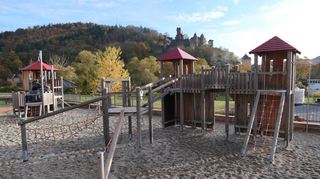 Zum Treffpunkt für alle Generationen direkt am Main gehört auch ein Abenteuerspielplatz.