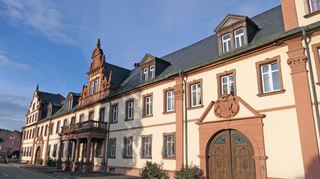 Historische Gebäude sind überall im Altort zu entdecken. Zu ihnen zählt auch das Schloss.
