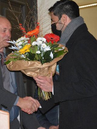 Ein erster Blumenstrauß von Bürgermeisterstellvertreter Norbert Beck.