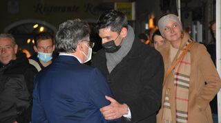 Hier zeigte sich Haltung: Klaus Kornberger gratulierte vor dem Rathaus dem neuen Weikersheimer Bürgermeister Nick Schuppert.