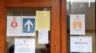 Der Wähler hatte es auch mit dem „Rein und Raus“ nicht leicht: Wahl- und Coronaregeln zierten die Zugänge zu den Räumen – hier am Honsbronner Rathaus.