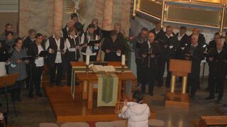 Die aus dem „Coronaschlaf“ erwachte Chorgemeinschaft Uiffingen bereicherte das Orgelfest in Erinnerung an die Ankunft des Kircheninstruments vor 200 Jahren mit ihren Beiträgen während dem Gottesdienst und beim Nachmittagsprogramm.