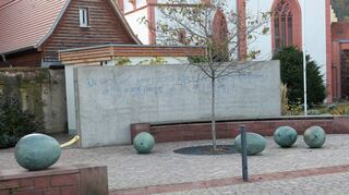 Der vor wenigen Jahren neu gestaltete Quätschichplatz erinnert an den Obstanbau in der Gemeinde, bei dem Zwetschgen eine besondere Rolle spielten.