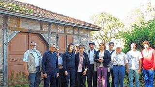 <p>Auf die Spuren ihrer jüdischen Vorfahren begaben sich Besucher aus den USA. Sie besichtigten den jüdischen Friedhof in Bödigheim und sahen sich unter anderem den Gedenkstein in Großeicholzheim an (rechts unten).</p>