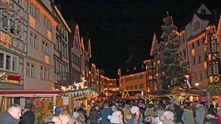 Dichtes Gedränge auf dem Markt, wie hier 2019, soll auch in diesem Jahr verhindert werden. Weil das Konzept des Entzerrens als „Wertheimer Winterzauber“ 2020 sehr gut aufgegangen ist, soll es auch in diesem Jahr wieder umgesetzt werden.