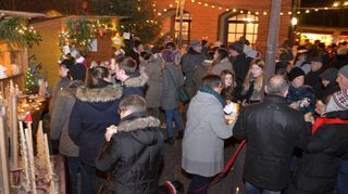 Der für 2021 geplante Weihnachtsmarkt in Kreuzwertheim fällt aus. Das beschlossen Frauenforum und Gemeinderat. Grund war die Sorge um die Gesundheit der Besucher. So könne es unter anderem an den Essensständen zur engen Gruppenbildung kommen, hieß es.