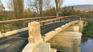 Teil-Neubau gelungen: Die Tauberbrücke nahe Schäftersheim mit Blick auf das Weinbaugebiet Klosterberg im Hintergrund. Ausleitende Geländer und Handläufe (Vordergrund) müssen noch angebracht werden.