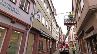 Seit wenigen Tagen sind die Mitarbeiter der Stadtwerke Wertheim David Krebs und Patrick Mohrenweiser (in der Gondel) dabei, die Weihnachtsbeleuchtung in der Altstadt zu montieren. In spätestens vier Wochen kann dann der Schalter umgelegt werden und die Innenstadt erstrahlt im Lichterglanz.