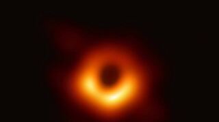 Dieses Bild von 2019 ist der erste direkte visuelle Nachweis eines Schwarzen Lochs. Es befindet sich im Zentrum der riesigen Galaxie Messier 87. Um das Bild zu erstellen, haben Forscher acht Radioteleskope auf vier Kontinenten miteinander kombiniert. Dadurch entstand ein virtuelles Superteleskop, dessen Durchmesser so groß ist wie die Erde.