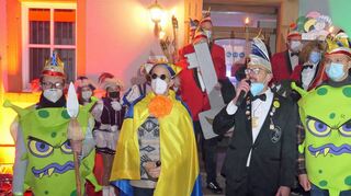 Zwei Faschingsviren infizierten beim Mondfelder Rathaussturm Ortsvorsteher Eberhard Roth. So übergab er Rathausschlüssel und Macht an die Narren. Auch unter den Coronaschutzregeln hatten die Möfelder Narren viel Spaß.