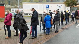 Lange Schlange bei Impfaktion in Wertheim.