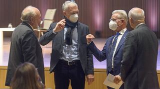 Dr. Manfred Wittenstein (Ziweter von rechts) im Gespräch mit Prof. Dr. Hans-Joachim Schellnhuber und Prof. Dr. Hans-Werner Sinn.