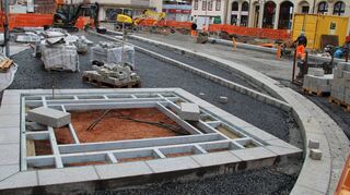 Die Straßenführung und die Aufenthaltsflächen sind bereits erkennbar, die Gitterroste für die Bäume verlegt.