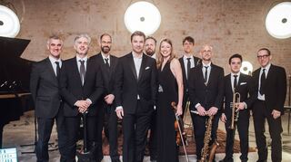 Marc Secara und Orchester treten am Sonntag, 23. Januar, in der Stadthalle auf und eröffnen damit die kleine, aber feine 34. Schlosskonzertsaison.